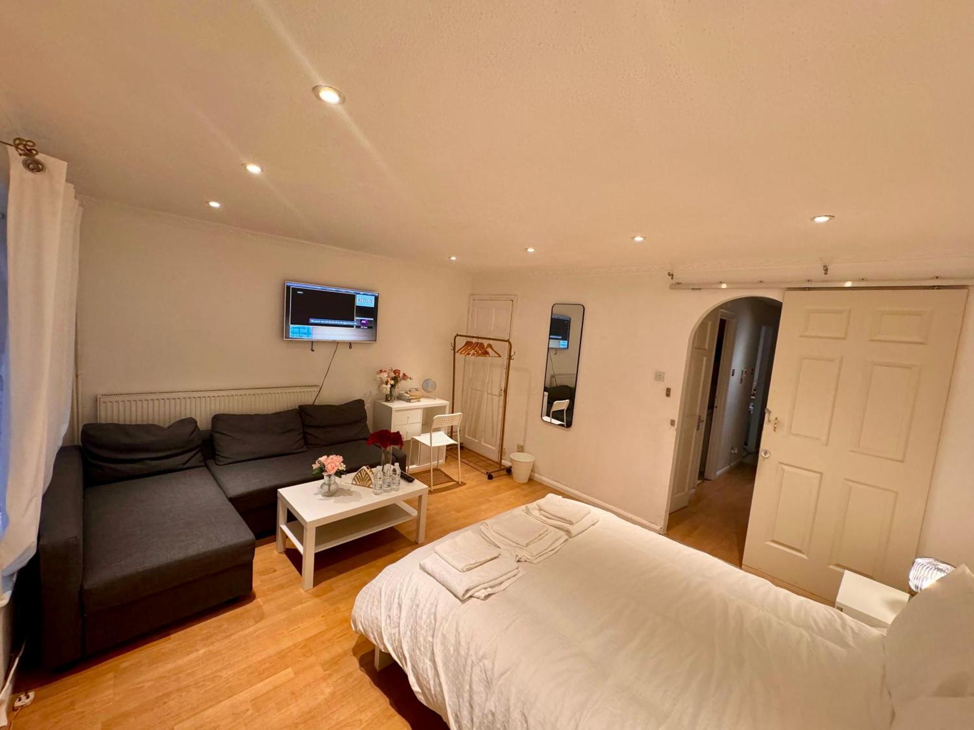 A Calm Stay Near Battersea Reach لندن المظهر الخارجي الصورة