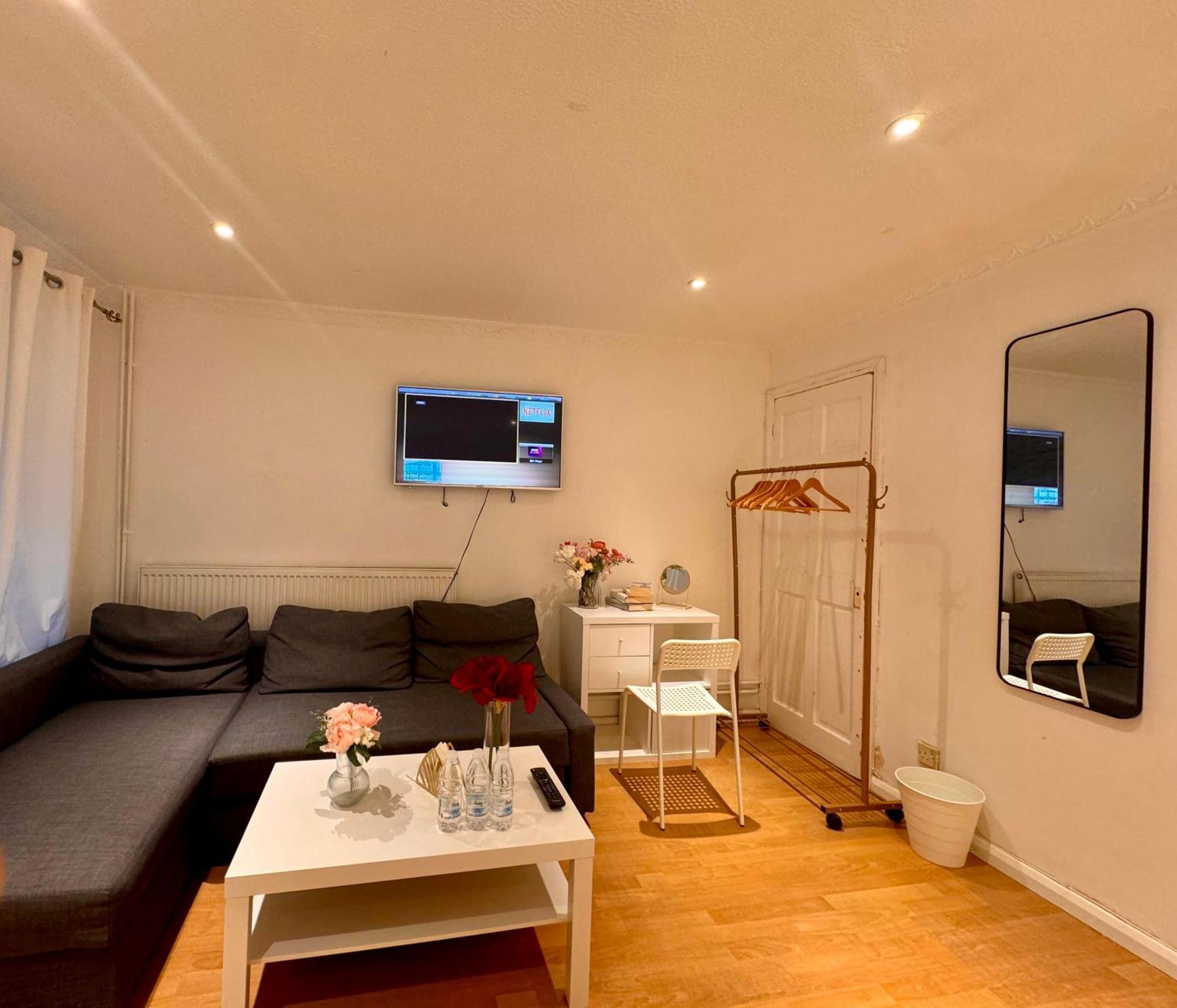 A Calm Stay Near Battersea Reach لندن المظهر الخارجي الصورة